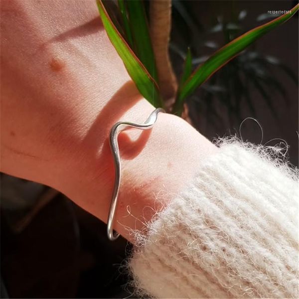 Bracelet La Vague Empilable Sur Le Thème De L'océan Incurvé Martelé Pour Femmes Hommes Mince Beachy Bijoux - Entièrement Réglable