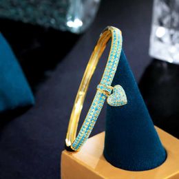 Bangle Drievoudig Elegant Lichtblauw Zirkonia Goudkleurig Klein Hart Bedel Luxe Armband met Open Manchetten Voor Dames Feestsieraden B080 240319