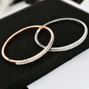 Bracelet en titane triple face avec diamants complets pour femme anti-fade et unique parfait comme accessoire de mode à la mode