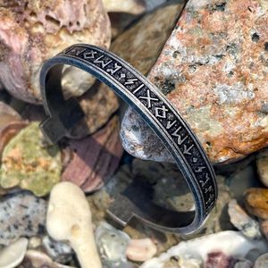 Bracelet Vintage en acier inoxydable fait à la main nordique Viking Runes bracelet pour hommes femmes mode simple amulette couple bijoux cadeaux en gros