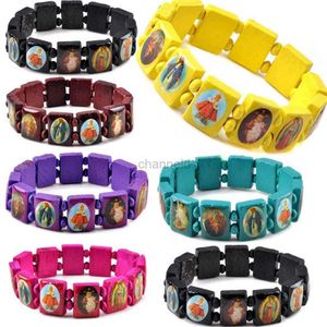 Brazalete al por mayor 16 unids/lote multicolor Jesús pulseras de madera mujeres hombres colorido santo rosario religioso de madera para el mejor regalo de amigos 240319