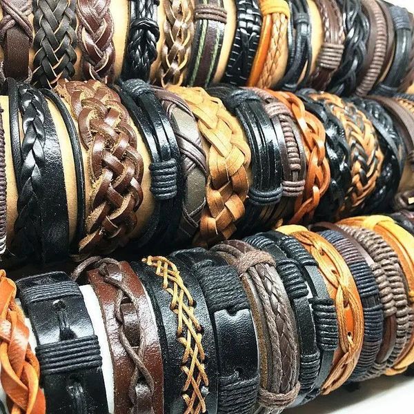 Bracelet en gros 50pcs bracelets et bracelets en cuir pour hommes femmes unisexe assortis haut rétro charmes authentiques styles de mélange tribal bijoux