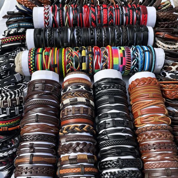 Bracelet En Gros Aléatoire 50 PCS/Lot Surfeur Bracelet À La Main Hommes Femmes Tressé En Cuir Manchette Bracelets Wrap Bijoux Cadeau De Fête NM4