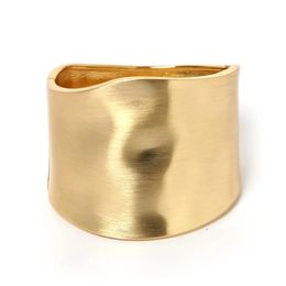 Bangle Brede Armbanden Minimalistisch Legering Goud Kleur Armbanden Voor Vrouwen Accessoires Mode Sieraden Verlovingsfeest Cadeau 231218