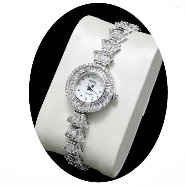 Brazalete Relojes de mujer Elementos de circón cúbico Reloj de pulsera de cristal para el banquete de boda Joyería de moda hecha con venta al por mayor