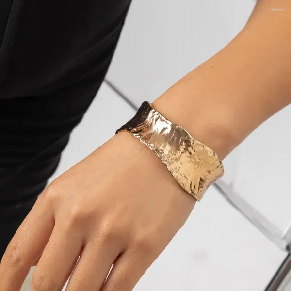 Brazalete para mujer, pulseras anchas, brazaletes Retro con aberturas de Metal irregulares, pulsera para la parte superior del brazo, temperamento europeo y americano