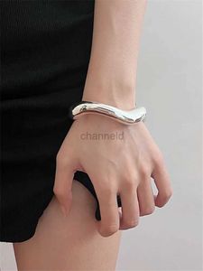 Bracelet XIALUOKE abstrait bracelet de manchette en métal irrégulier pour les femmes de style européen et américain personnalité sur les accessoires de bijoux de podium pour le poignet 240319