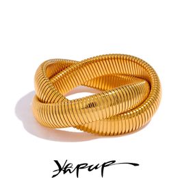 Brazalete Yhpup Brazalete apilable de metal pesado ancho de acero inoxidable 316L Brazalete impermeable con textura chapada en PVD de 18 quilates Joyería llamativa 231021