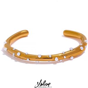 Brazalete Yhpup Elegante Perlas de imitación Acero inoxidable Color dorado Brazalete abierto Brazalete para mujer Textura Charm Jewelry 230606