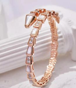 Brazaletes Nueva pulsera de serpiente estrecha de alta calidad con nácar blanco y cristal transparente romano chapado en platino con circonita completa