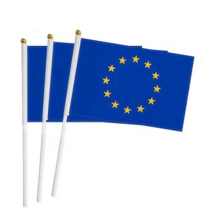 Drapeaux de bannière 100pcs Drapeau de la main de l'Union européenne 14 21cm Polyester Impression UE Main agitant avec mât en plastique 230727