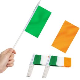 Banner vlaggen Banner vlaggen Ierland mini vlag Hand vastgehouden kleine miniatuur Ierse nationaal op stick fade resistent levendige kleuren Hibernian 5 dhdy1