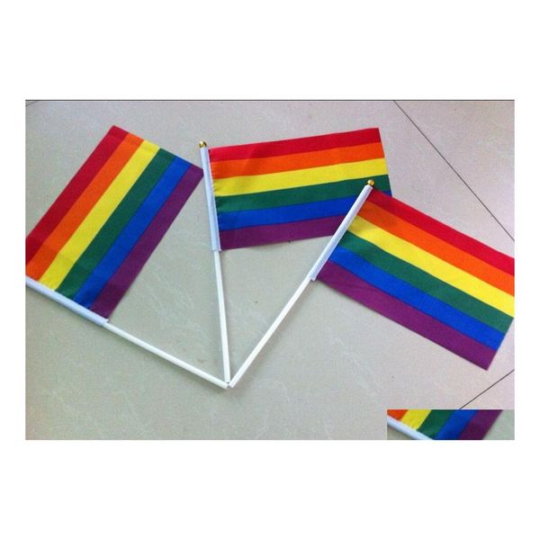 Banderas de la bandera Bandera del palo del orgullo gay del arco iris 21X14Cm Mano creativa Mini Asidero portátil que agita usando la decoración casera del partido del festival Vt1707 Dhwnj