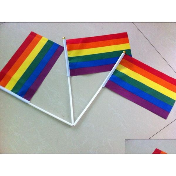 Bannière Drapeaux Rainbow Gay Pride Bâton Drapeau 21X14Cm Main Créative Mini Portable Agitant Poignée À L'aide De La Maison Festival Party Decor Vt1707 Dhkvy