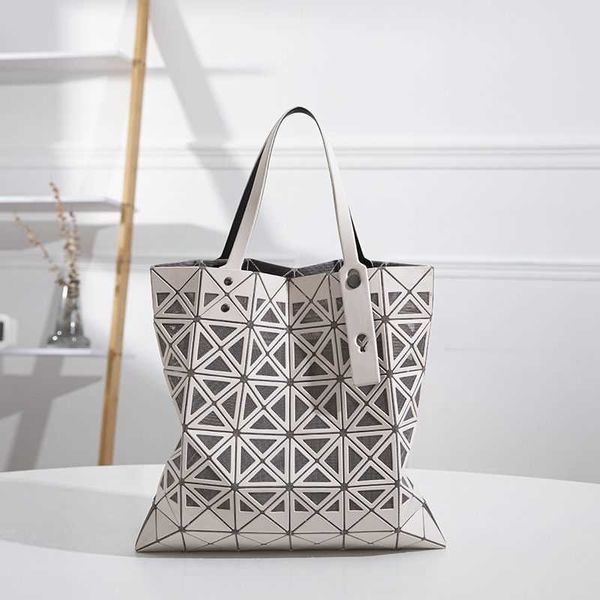 Bao Designer Isseyss Tote Bag Miyake New Simple y Versátil Bolsa de hombro plegable Matte Cepilado Out Handbag Rhombic Geométrico Mujeres