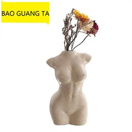 Bao Guang Ta Cuerpo humano Escultura Arte Diseño Florero Flor seca Simulación Resina Botella Decoración del hogar Sala de estar Mesa R5197 210409