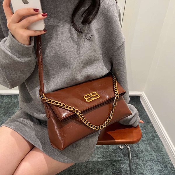 Baobao Nouvelle chaîne pour femmes Texture en cuir souple Enveloppe de couleur unie Épaule pliante Petit sac à bandoulière 2024 78% de réduction sur le magasin en gros