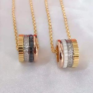 Baoshilong Collier d'engrenage pour hommes et femmes en céramique noire et blanche à quatre anneaux de transport perles chaîne de collier de couple donne à l'amant petite amie femme bijoux cadeau d'anniversaire