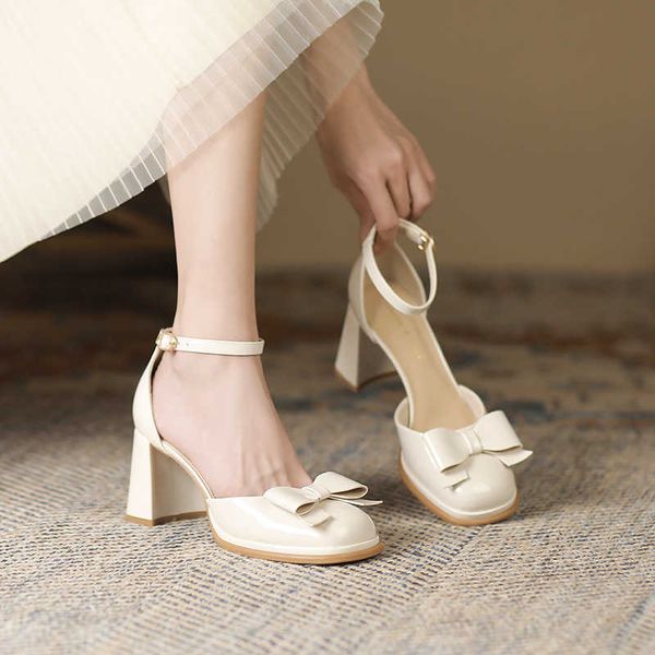 Baotou High Sandles Talons Womens Summer Bow Hollow One Line Backle Square Head épais sandales à talons tongs pour les femmes 240228