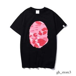 Bapesta T-shirt 23 Bape Summer Designer Hommes T-shirts T-shirts Côté Double Face Camouflage Requin T-shirts Vêtements Graphique Coloré Cajou Foudre Bapes Chemise 133