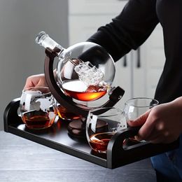 Bar Tools Creative Globe Decanter Set avec carafe sans plomb support en bois exquis et 2 verres à whisky cadeau de qualité whisky 231212