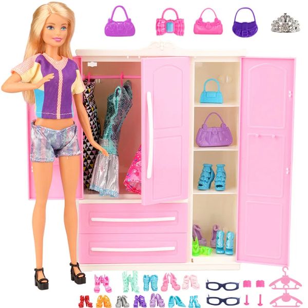 Barbies 31 articles / set meubles de maison de poupée = 1 * Armoire + 30 * accessoires de poupée robes de vêtements de poupée couronnes Collier Chaussures pour Barbie