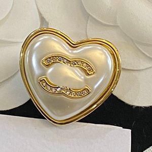 Broches en cristal à prix avantageux, épingles de styliste, broche de lettre de marque, de haute qualité, en cuivre, perle, bijoux, épingle de costume, meilleure vente, robe pour femmes, tissu de mariage, cadeaux de fête de mariage