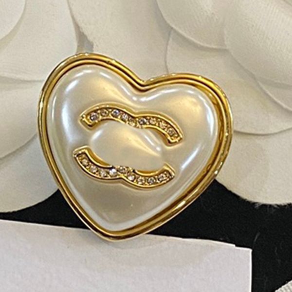 Prix d'aubaine Crytal Broche Deigner Marque Lettre Broche Haute Qualité Cuivre Perle Bijoux Costume Broche Top Vente Femmes Dre Se Marier Tissu Fête De Mariage