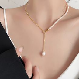 Collier baroque en chaîne en laiton et perles d'eau douce