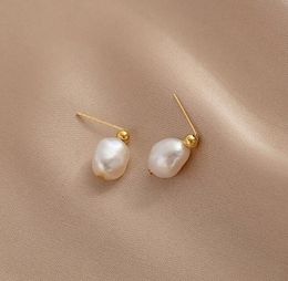 Pendientes de perlas barrocas de 9-10mm, pendientes de perlas naturales de agua dulce chapados en oro de 18 quilates, joyería de moda blanca para mujer/niña