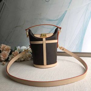 Tonvormige Tote Handtas Schoudertas Emmer Crossbody Tassen Oude Bloem Mode Letter Knop Slot Echt Leer Ronde Handtassen Afneembare Riem