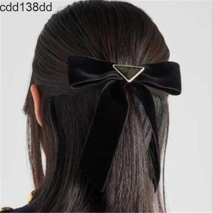 Barrette Fashion Luxury Bow Barrettes Designer Femmes Filles Velvet Hairpin Couvroises Coiffes Sweet Hair Circlips Classic Letter LETTER Hair Hair Hair Bijoux