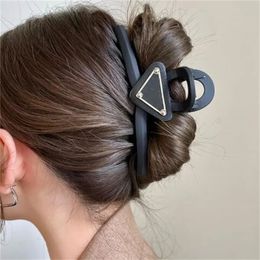 Haarspeldjes Designer Womens Triangle P Letter Haarspeld Hoge kwaliteit Merk Klassiek Veelzijdig Vrije tijd Haarspelden Mode Black Shark Haarspeld Haarspeldjes