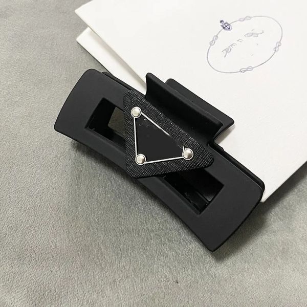 Barrettes Coiffes Clips Barrettes Designer Inversed Triangle Letter Barrette Grosted Materite Classic Style For Charm Femmes Girls Hair Claw Fas