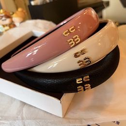 Barrettes Estilo simple coreano Diadema con letras Cuero brillante Diademas con borde ancho Moda Joyería para el cabello para mujer Regalos de diseñador clásicos Pinza para el cabello rosa