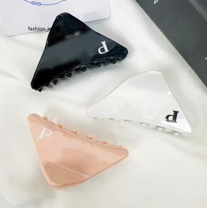 Barrettes Nieuwe stijl hoogwaardige luxe damesontwerper Triangle Hair Clip For Women Girls Brand Letter Designer Haar Claw Fashion Hair Claw Hairpin Hairclip