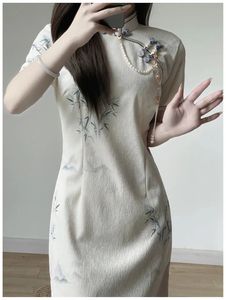 Vestido casual básico Beige Cheongsam Verano Patrón de bambú Manga corta Vestido delgado Mostrar traje Largo Estilo chino S a XXL S1924 231206