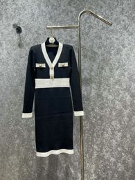 Robes décontractées de base 2023 Automne/Hiver Style parfumé Col en V Panneau contrasté Jupe courte à simple boutonnage avec robe tricotée à manches longues pour les femmes