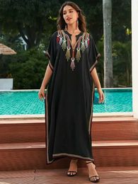 Robes décontractées de base 2024 Black Premium Broidered Plus taille Casual V cou Kaftan Womens Bohemian Beach Maxi Robe Beachwear House Robe Q1633 L49