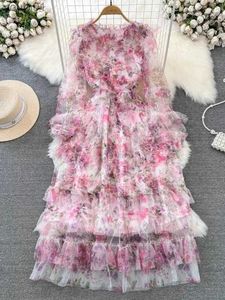 Robes décontractées de base 2024 Mode Magnifique Fleur Maille Cascade Volants Robe Femmes Stand Papillon Manches Rose Imprimé Floral Fée Maxi Robe yq240402