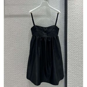 Basic Casual Dresses 2024 Fashion Luxury Summer Women Hollow Out Design Brand Mouwloze jurk Lady Black Designer vrouwelijk Elegant