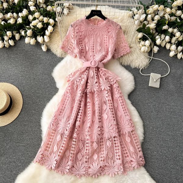 Robes décontractées de base 2024 Crochet Crochet Hollow Out Rose Robe en dentelle MIDI ROBLE POUR FEMMES 2024 Robe de fête à manches courtes d'été