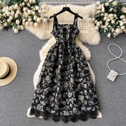 Vestidos casuales básicos 2024 Flower de la pista de verano Bordado Jacquard Strap de espagueti para mujeres sin espalda con adornos de encaje de cinturón Vestidos Vestidos