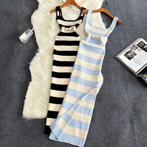 Robes décontractées de base 2024 Stripe d'été Élastique Split Robe serrée sexy Place Vacation Sundress Femmes décontractées Viens de crayon mince