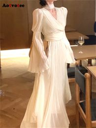 Eenvoudige casual jurken Aotvotee Witte jurk met V-hals Flare mouwen Mode Franse stijl Jurk met lange mouwen voor dames Elegante chique Midi Vintage jurk 230719