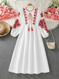 Robes décontractées de base robe bohème femme style ethnique de fleur brodée coule rond lanterne manche robe plissée de poids de poids paradigme long vestl2405