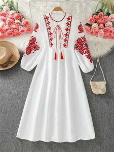 Basis Casual jurken Boheemse jurk dames etnische stijl geborduurde bloem ronde nek lantaarn mouw jurk geplooide gewichtsverlies paradigma langvestl2405