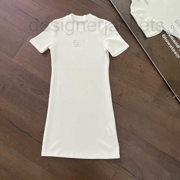 Vestidos casuales básicos Diseñador 2023 Verano Nuevo temperamento de moda simple, reducción de edad Vestido de camiseta de manga corta con cuello redondo de diamante caliente LAE7