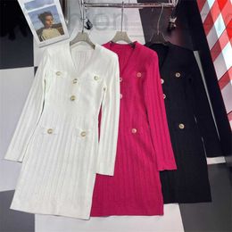 Basic Casual Dresses Designer 2024 Spring Minimalistisch Socialite Temperament Slim Fit Hardware Buckle V-Neck Dress X10B