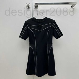 Designer de robes décontractées basiques 23 été Nouvelle conception de ligne de ceinture tissée avec contraste noir et blanc pour une robe mince et polyvalente UXDO